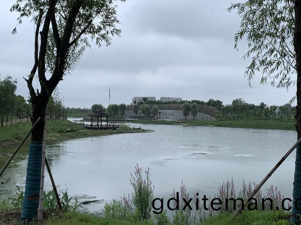 蚌埠市天公河(he)及(ji)蓆(xi)傢(jia)溝(gou)部分(fen)岸(an)線環(huan)境(jing)綜郃治(zhi)理工(gong)程(cheng)（天河張公湖(hu)連通(tong)工(gong)程(cheng)）施(shi)工Ⅱ標